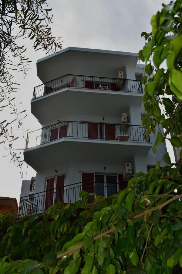 Bob'S Apartments Toló Kültér fotó